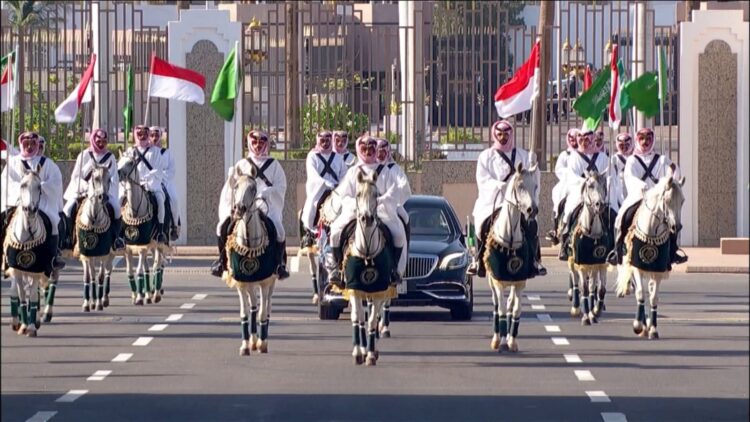 Pasukan Berkuda Putih Sambut Meriah Kedatangan Presiden Prabowo di Istana Arab Saudi