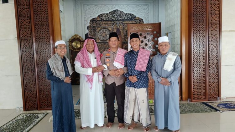Kapolsek Babelan laksanakan Jumat Religi di Masjid Jamie Nurul Khoir, Sampaikan Pesan Ajak Warga Jaga Kamtibmas