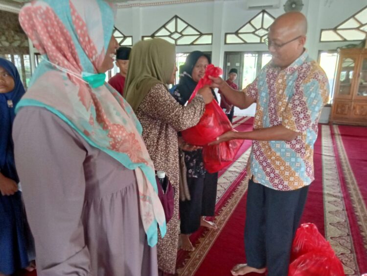 Memperingati 10 Muharam Pengurus Masjid Darrusalam Komplek Pemda Pringsewu Memberikan Santunan Kepada Anak Yatim – Piatu dan kaum Duafa