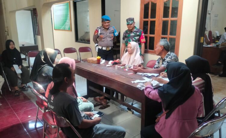 Polsek Jatipurno Amankan Penyaluran Bantuan Sosial PKH dan Sembako Tahap 2