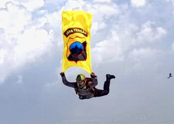 Aksi Spektakuler Kompol Heru Sanusi Kibarkan Logo Polda Jateng Saat Terjun di Hadapan Presiden di Acara Puncak Hari Bhayangkara ke-79
