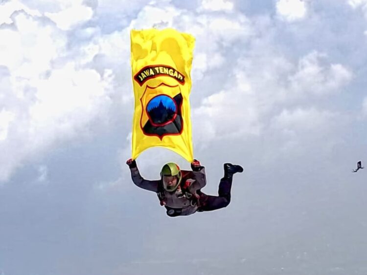 Aksi Spektakuler Kompol Heru Sanusi Kibarkan Logo Polda Jateng Saat Terjun di Hadapan Presiden di Acara Puncak Hari Bhayangkara ke-79