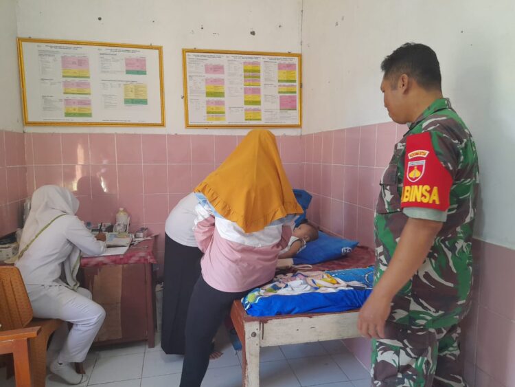 Babinsa Nogosari Dampingi Imunisasi Balita untuk Generasi Sehat