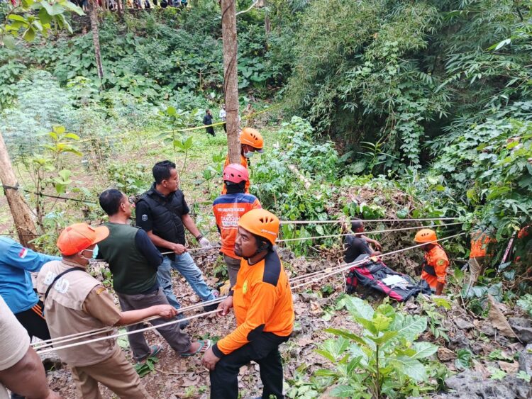 Gempar…. Depresi Karena Ekonomi,Warga Paranggupito Lompat Ke Luweng Rejoso ,Jenazahnya Ditemukan Di Kedalaman 50 Meter.