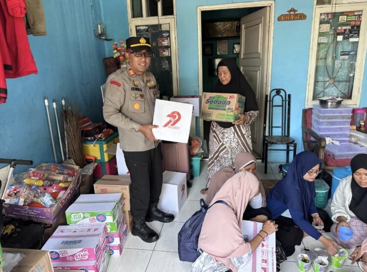 Kapolsek Cikarang Selatan Salurkan Bantuan Sembako kepada Warga Terdampak Banjir di Vila Mutiara Cikarang 2