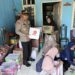 Kapolsek Cikarang Selatan Salurkan Bantuan Sembako kepada Warga Terdampak Banjir di Vila Mutiara Cikarang 2