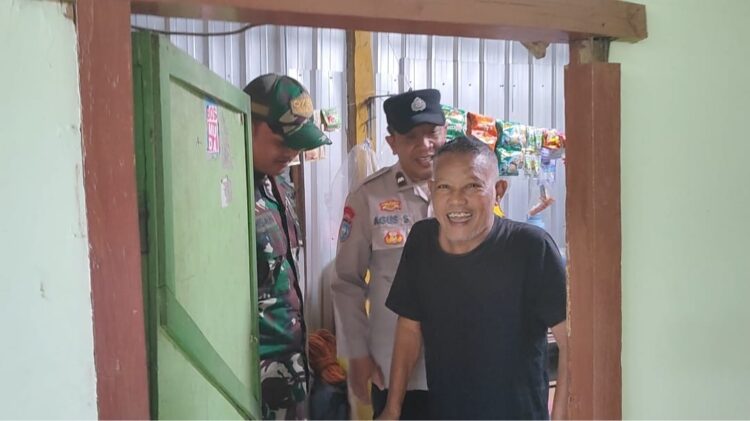 Babinsa Serengan Peduli, Jenguk Anggota Satlinmas Yang Sakit