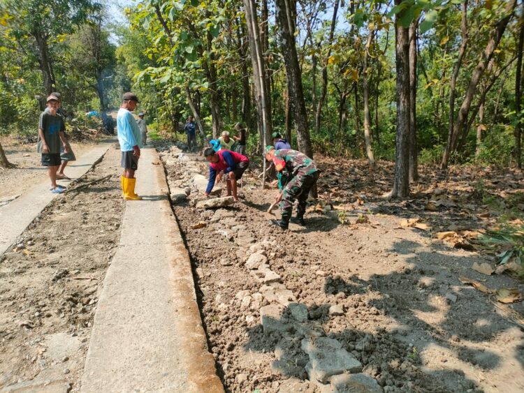 Babinsa Kemusu dan Warga Gotong Royong Perbaiki Jalan Rusak