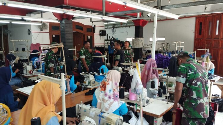 Babinsa Beri Dukungan dan Motivasi Pada UMKM Konveksi Baju Lokal