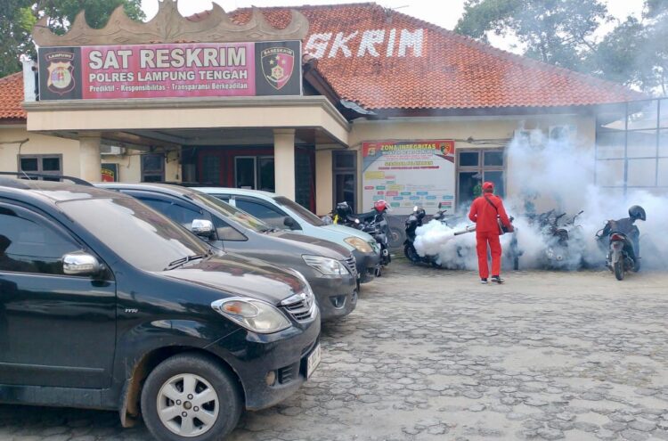 Cegah Penyebaran DBD, Mako dan Asrama Polres Lampung Tengah di Fogging
