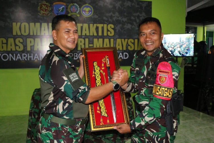 Dansatgas Letkol Arh Andy Qomarudin Terima Kunjungan Pangkogabwilhan I di Pos Kotis Gabma Entikong