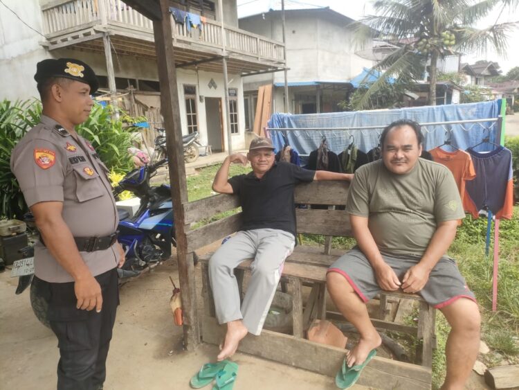 Polisi Sambang Warga, Bangun Kedekatan dan Tumbuhkan Kepercayaan di Tengah Masyarakat temui Warganya, Petugas Laksanakan Patroli Siang Berikan Himbauan