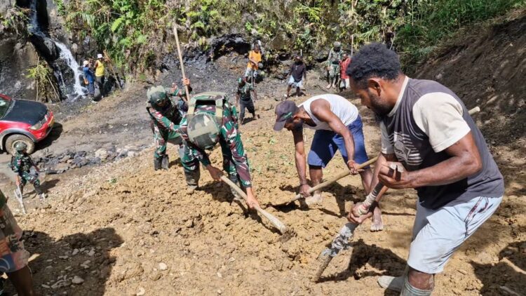 Karya Bhakti tak Pernah Berhenti Satgas Yonif 521/DY di Distrik Eragayam