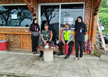 Sinergitas TNI-POLRI, Bhabinkamtibmas Polsek Parungpanjang Bersama Babinsa Sambangi Warga Desa Cikuda
