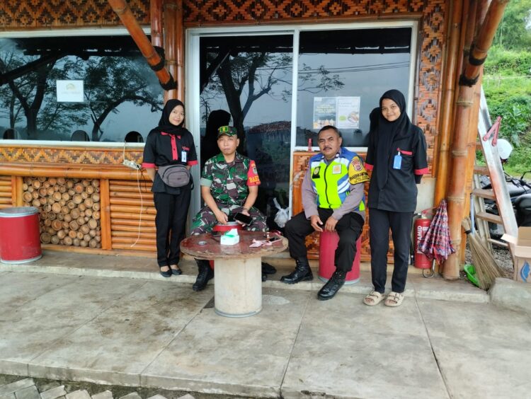 Sinergitas TNI-POLRI, Bhabinkamtibmas Polsek Parungpanjang Bersama Babinsa Sambangi Warga Desa Cikuda