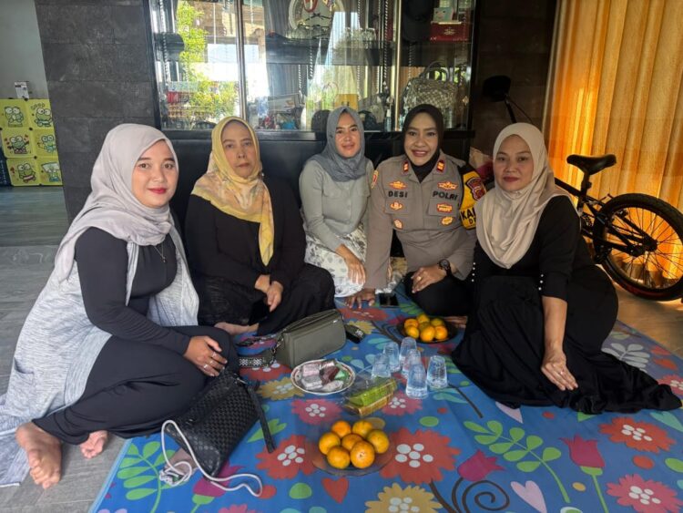 Program Jumat Curhat Kali ini Kapolsek Dramaga Langsung Datang Ke Lokasi Masyarakat Untuk Dengarkan Aduan Keluh Kesah Warga Masyarakat Terkait Harkamtibmas