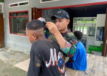 Jelang Sekolah, Satgas Yonif 131/Brajasakti Hadirkan Kebahagiaan Lewat Pangkas Gratis di Kampung Wembi Perbatasan Papua