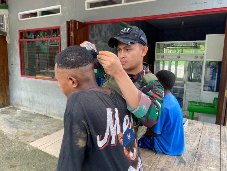 Jelang Sekolah, Satgas Yonif 131/Brajasakti Hadirkan Kebahagiaan Lewat Pangkas Gratis di Kampung Wembi Perbatasan Papua