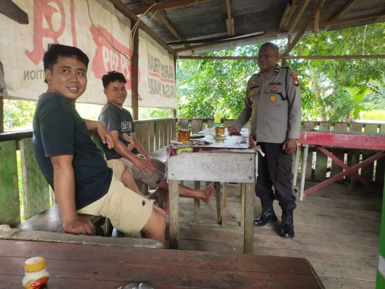 Patroli Rutin Polsubsektor Jelimpo Untuk Memastikan Situasi Aman Dan Kondusif