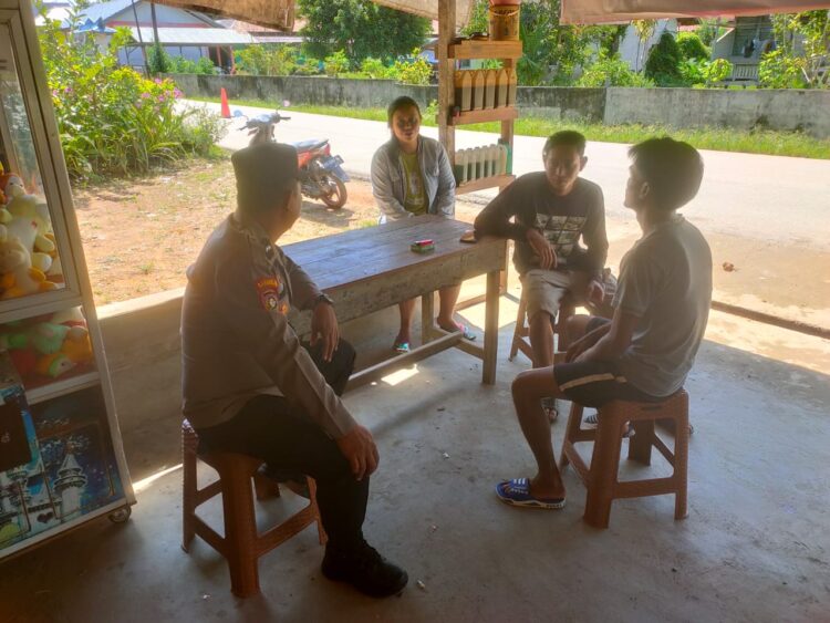 Pererat Kedekatan dengan Masyarakat, Anggota Polsek Air Besar Laksanakan Sambang Warga