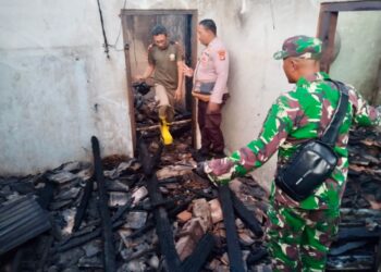 TNI-Polri Bersinergi Bersama Warga Evakuasi dan Padamkan Api Kebakaran Rumah di Lampung Tengah