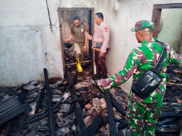 TNI-Polri Bersinergi Bersama Warga Evakuasi dan Padamkan Api Kebakaran Rumah di Lampung Tengah