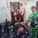 TNI-Polri Bersinergi Bersama Warga Evakuasi dan Padamkan Api Kebakaran Rumah di Lampung Tengah