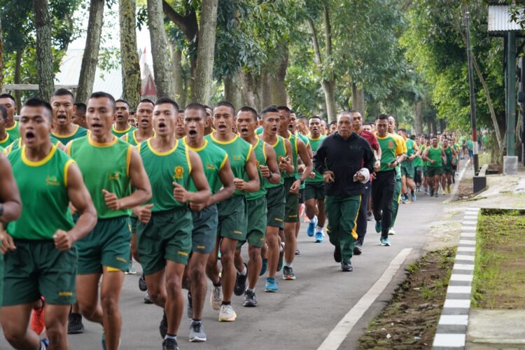 Membangun Soliditas dan Semangat Juang: Pangdivif 2 Kostrad Olahraga Bersama Prajurit