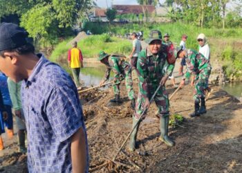 Jumat Bersih, Babinsa Birowo Bersama Warga Kerja Bakti Bersihkan Sungai Complang