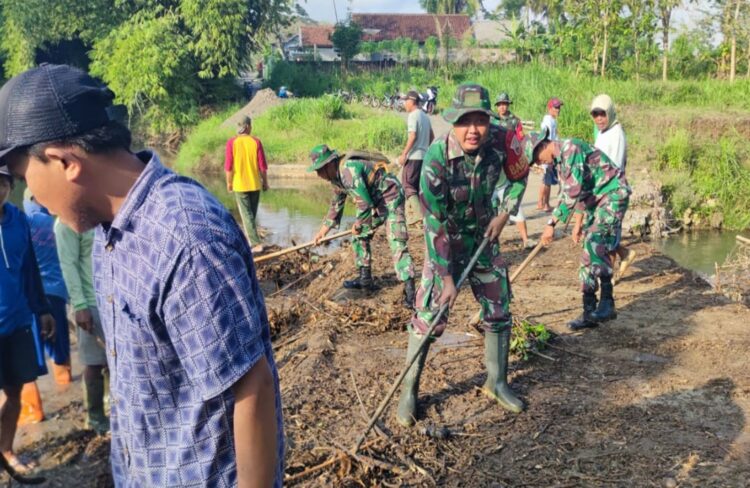 Jumat Bersih, Babinsa Birowo Bersama Warga Kerja Bakti Bersihkan Sungai Complang