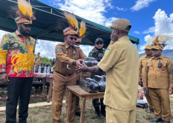 Satgas TNI Kawal Kunker Bupati Puncak: Serahkan Dana Kampung dan Sembako, Teguhkan Komitmen Bangun Daerah Pedalaman