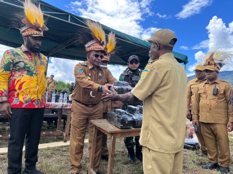 Satgas TNI Kawal Kunker Bupati Puncak: Serahkan Dana Kampung dan Sembako, Teguhkan Komitmen Bangun Daerah Pedalaman