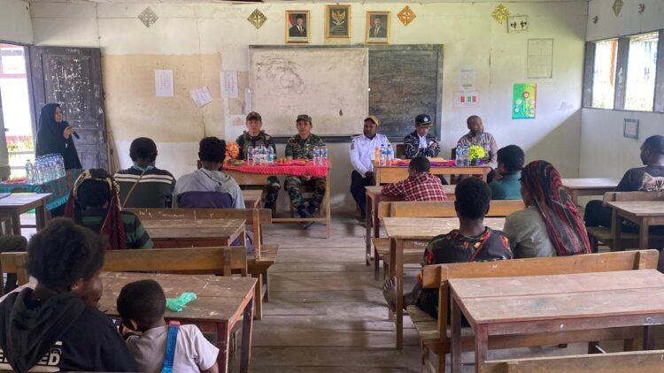 Satgas TNI Tanamkan Semangat Kebangsaan kepada Orang Tua Siswa SD Inpres Sinak