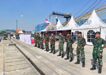 Prajurit Hiu Perkasa Yonmarhanlan III Jakarta Tunjukkan Kesiapsiagaan dalam PAM Penyambutan KPA INS SANDHAYAK (J18)