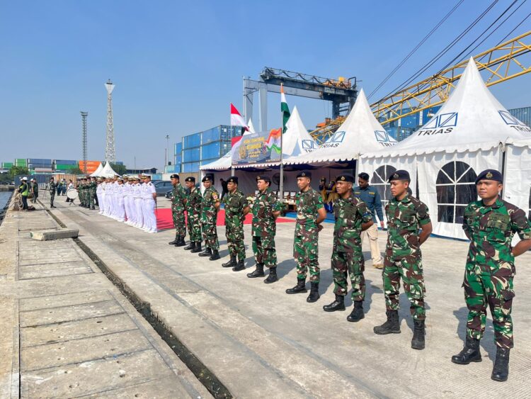 Prajurit Hiu Perkasa Yonmarhanlan III Jakarta Tunjukkan Kesiapsiagaan dalam PAM Penyambutan KPA INS SANDHAYAK (J18)