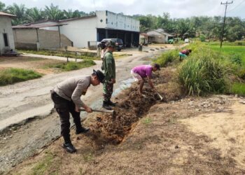 Polri Peduli Lingkungan , Polsek Mempawah Hulu Kerja Bakti Bersama Warga.