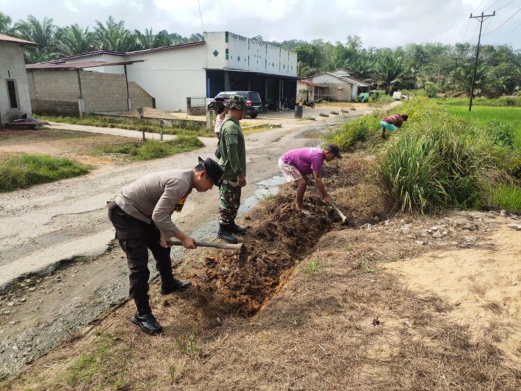 Polri Peduli Lingkungan , Polsek Mempawah Hulu Kerja Bakti Bersama Warga.