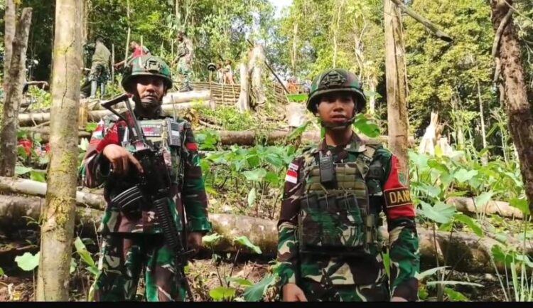 Satgas Pamtas Yonif 763/SBA Pos Afkrem Bantu Warga Buat Pagar Kebun di Kampung Afkrem