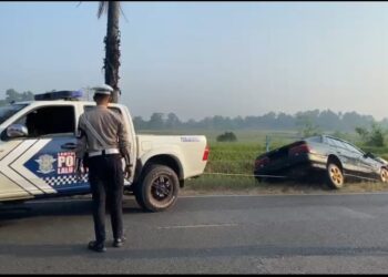 Anggota Satlantas Polres Lampung Timur Bantu Evakuasi Mobil Terperosok ke Ledeng di Desa Jojog, Pekalongan