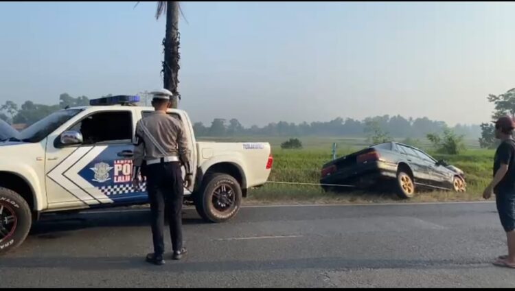Anggota Satlantas Polres Lampung Timur Bantu Evakuasi Mobil Terperosok ke Ledeng di Desa Jojog, Pekalongan