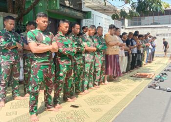 Satgas TMMD Reguler Ke-125 Kodim 0735/Surakarta Membaur Bersama Masyarakat Laksanakan Sholat Jum’at di Lokasi TMMD