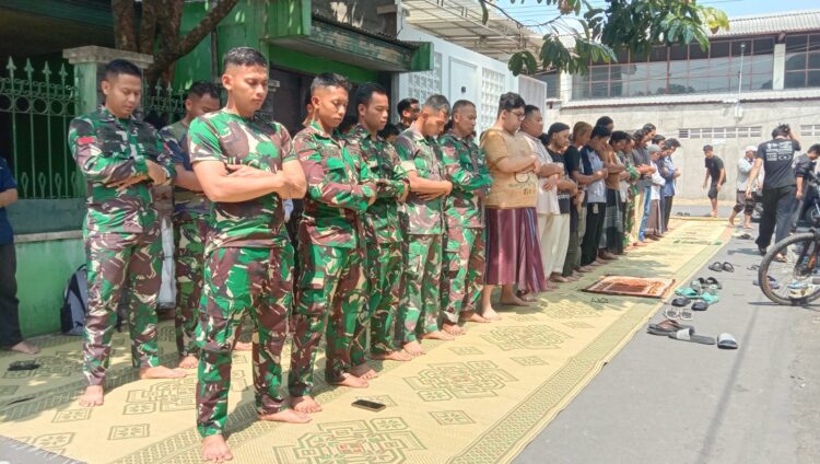 Satgas TMMD Reguler Ke-125 Kodim 0735/Surakarta Membaur Bersama Masyarakat Laksanakan Sholat Jum’at di Lokasi TMMD