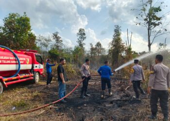 Respon Cepat Polres Tulang Bawang Barat dan Polsek Tulang Bawang Tengah Serta Tim Gabungan Padamkan api Karhutla di Tiyuh Panaragan