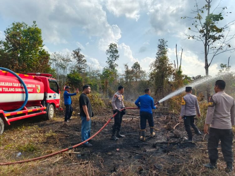 Respon Cepat Polres Tulang Bawang Barat dan Polsek Tulang Bawang Tengah Serta Tim Gabungan Padamkan api Karhutla di Tiyuh Panaragan