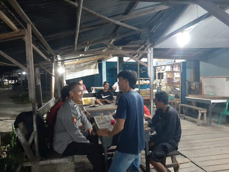 Ngopi Bareng Warga, Cara Polsek Mandor Jaga Kamtibmas dengan Humanis