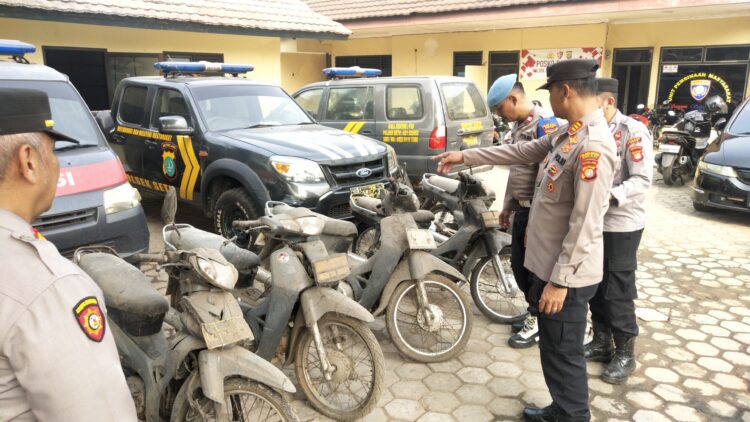 Perketat Pengawasan, kapolsek Setu Lakukan Pengecekan Kendaraan dan Senjata Api Dinas : Kita Pastikan Kesiapan Operasional Personel