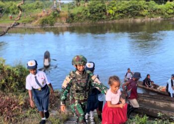 Menyeberang Sungai Demi Ilmu: TNI di Pos Iwur Jadi Penjaga Masa Depan Anak Bangsa