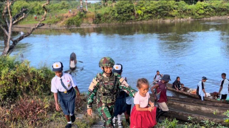 Menyeberang Sungai Demi Ilmu: TNI di Pos Iwur Jadi Penjaga Masa Depan Anak Bangsa