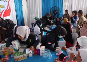 Polres Tanggamus Gelar Kesehatan Gratis dan Pembagian Bahan Pokok di Pulau Panggung