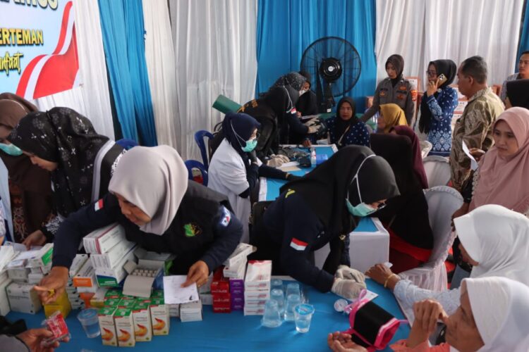 Polres Tanggamus Gelar Kesehatan Gratis dan Pembagian Bahan Pokok di Pulau Panggung